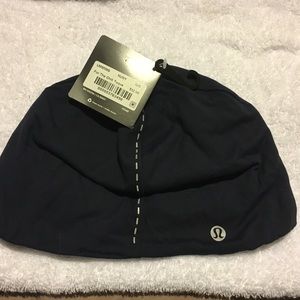 Lululemon-Athletica For The Chill Toque. NAVY O/S